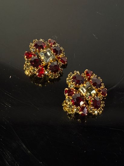 Paire de clips d'oreille fleurs, pierres...