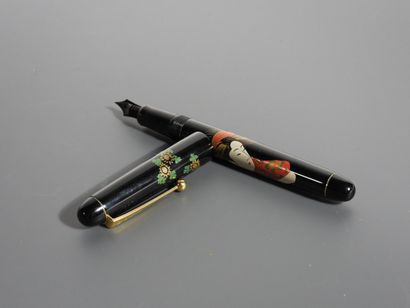 NAMIKI
Stylo plume en laque de chine noire,...