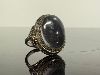 Originale bague en métal argenté surmonté...