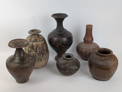 ASIE 
Réunion de 6 vases 
Terre cuite vernissée...