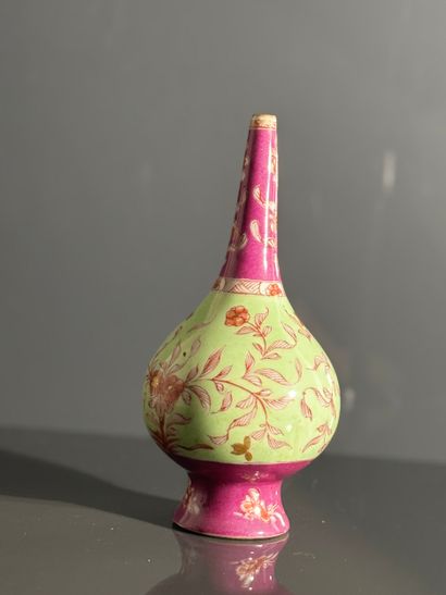 CHINE XIX
Vase en porcelaine émaillée polychrome...