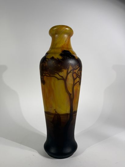 DAUM, Nancy

Vase de forme balustre en verre...