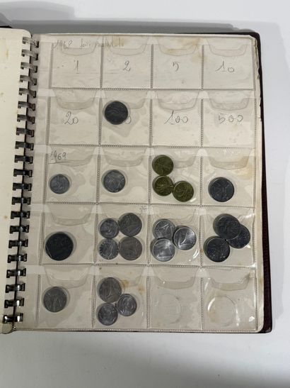 Un album de pièces de monnaies diverses