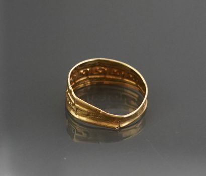 Bague en or jaune 18K 750 millièmes à décor...