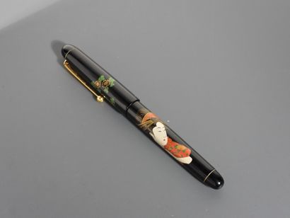 NAMIKI
Stylo plume en laque de chine noire,...