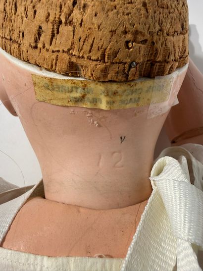 Grande poupée avec tête en porcelaine, corps...
