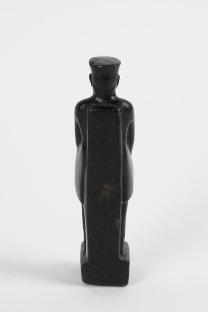 Statuette représentant un prêtre marchant...