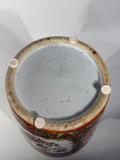 CHINE, début du XXe

Paire de vases en porcelaine...