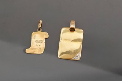 Deux pendentifs en or jaune 18K 750 millièmes,...
