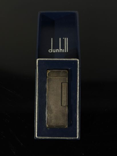 DUNHILL

Briquet en métal argenté

Numéroté...