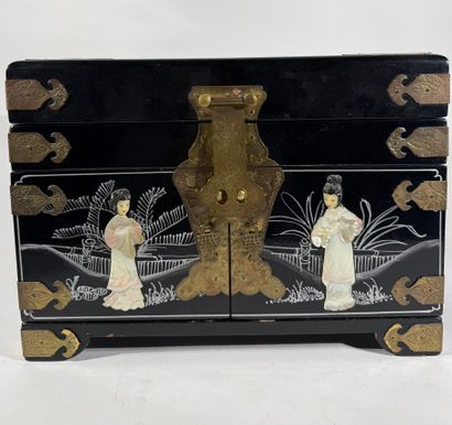 JAPON, XXe

Coffret à bijoux en bois laqué...