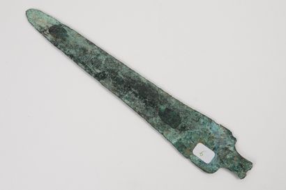 Grand poignard à soie et trou de rivet
Bronze
27,5...