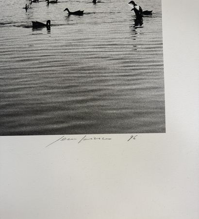 Jean LARIVIERE (1940).
Vue d'un lac.
Lithographie.
Signée...