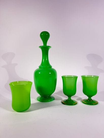 Ensemble de 4 éléments de verrerie en ouraline...