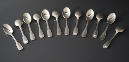 Suite de douze cuillères à moka en argent...