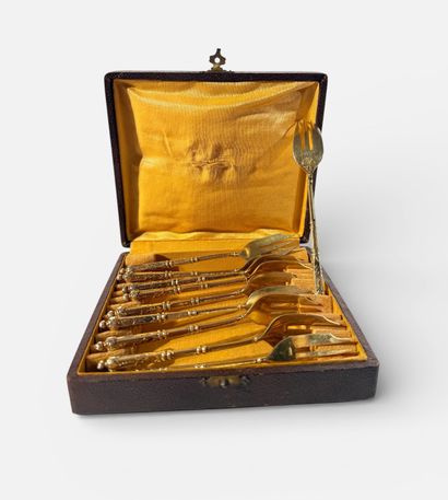 Set of nine dessert forks in gilt metal with...