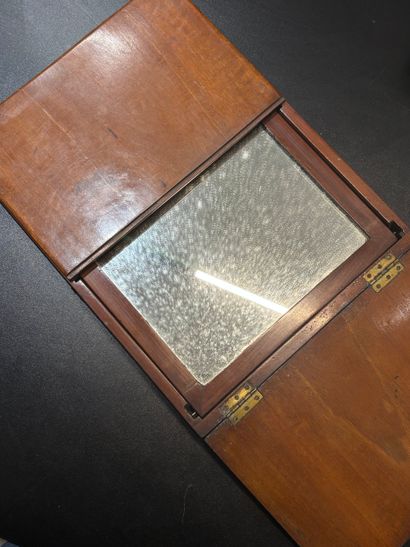Miroir de voyage en en acajou, ouvrant par...