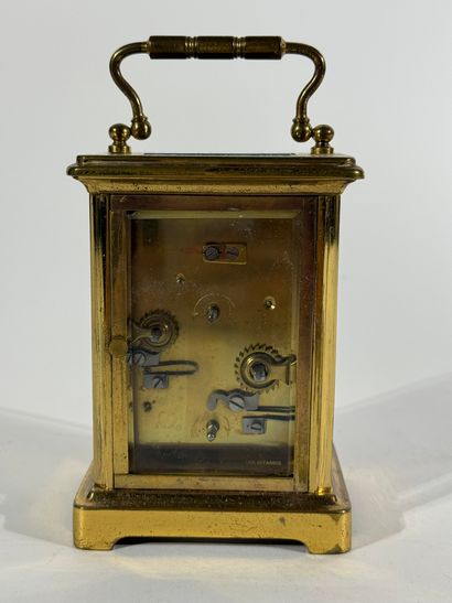 Pendulette de voyage en laiton doré aux vitres...