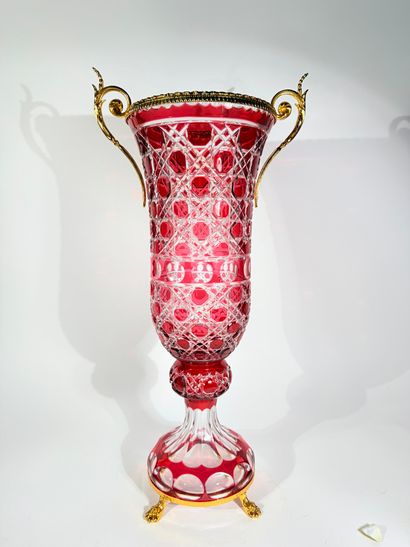 Dans le goût de Baccarat

Imposant vase balustre...