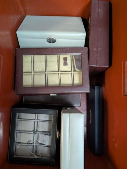 HORLOGERIE
Fort lot d'étuis, écrins et boites...