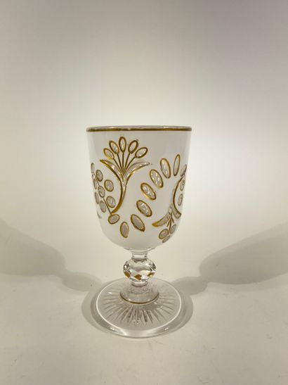 Ensemble de 4 pièces en verres overlay blanc...