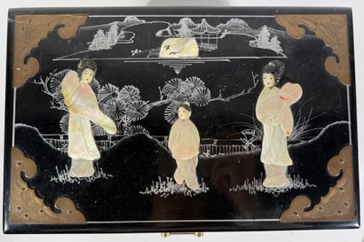 JAPON, XXe

Coffret à bijoux en bois laqué...