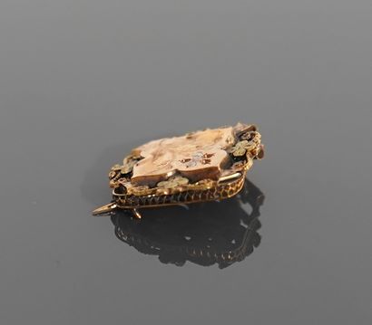 Une broche en or rose 18k 750 millièmes à...