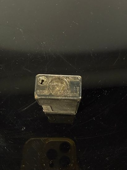 DUNHILL

Briquet en métal argenté

Numéroté...