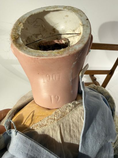 Grande poupée avec tête en porcelaine, corps...