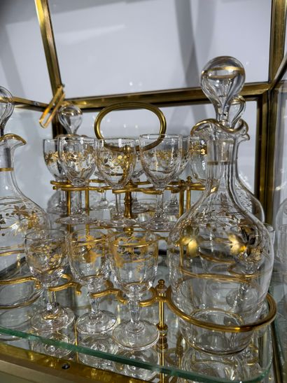 Cave à liqueur vitrine en bronze doré, vitrée...