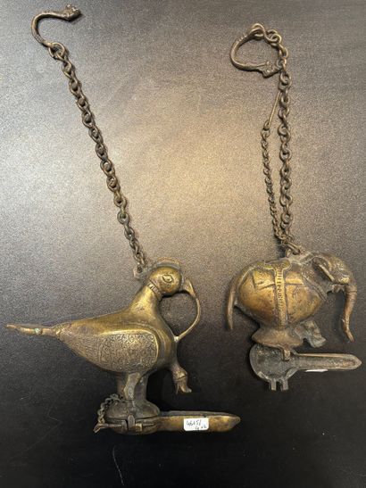 INDE
Deux éléments en bronze représentant...
