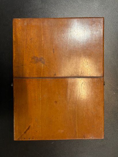 Miroir de voyage en en acajou, ouvrant par...