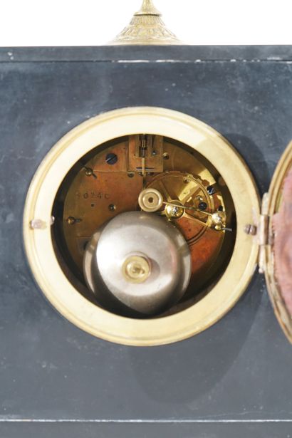 HABERT, Pontoise
Pendule borne en marbre...