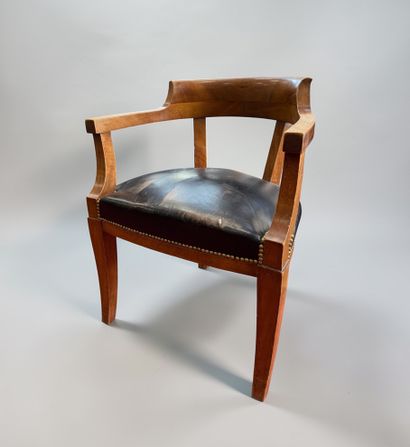 Fauteuil en bois, assise en cuir noir 

Dimensions...