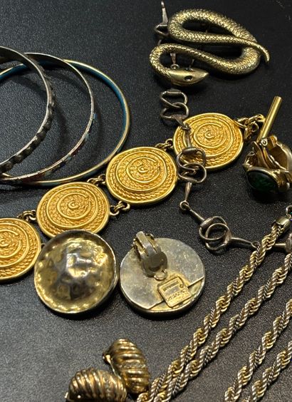 Ensemble de bijoux fantaisie comprenant :...