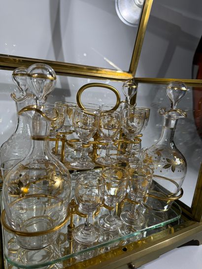 Cave à liqueur vitrine en bronze doré, vitrée...