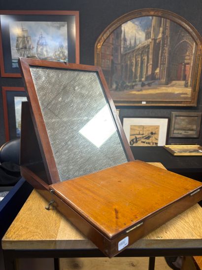 Miroir de voyage en en acajou, ouvrant par...