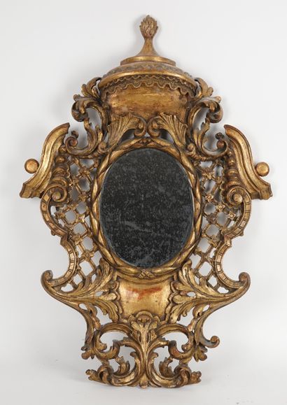 Petit miroir en bois sculpté et doré, le...