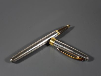 YVES SAINT LAURENT 

Stylo à mine en métal...
