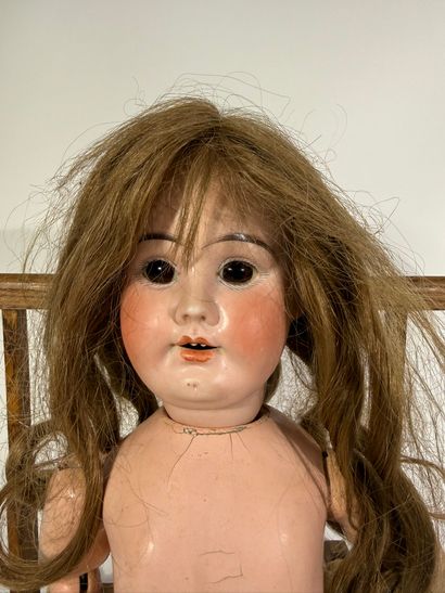 DEP 

Poupée avec tête en porcelaine, corps...