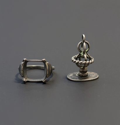 Silver lot including : 
- a ring setting
-...