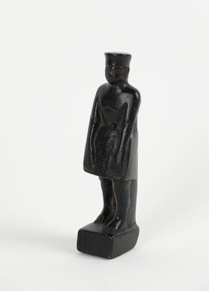 Statuette représentant un prêtre marchant...