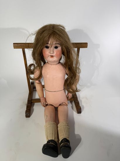 DEP 

Poupée avec tête en porcelaine, corps...