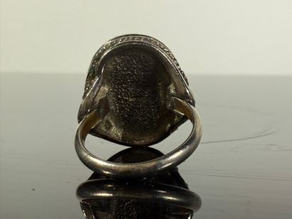 Originale bague en métal argenté surmonté...