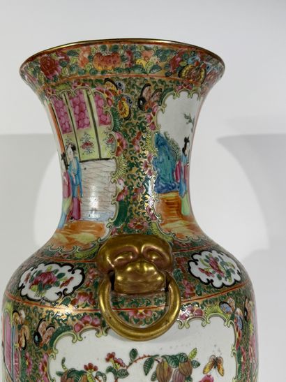 CHINE, début du XXe

Paire de vases en porcelaine...