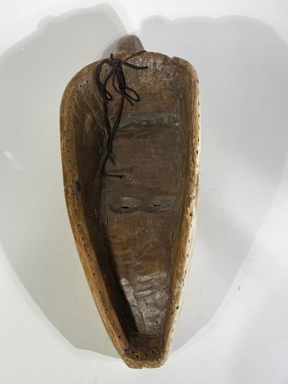 Masque africain de type Fang en bois sculpté...