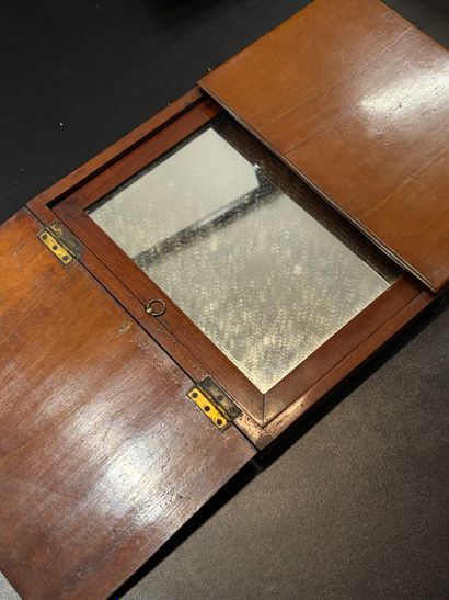 Miroir de voyage en en acajou, ouvrant par...