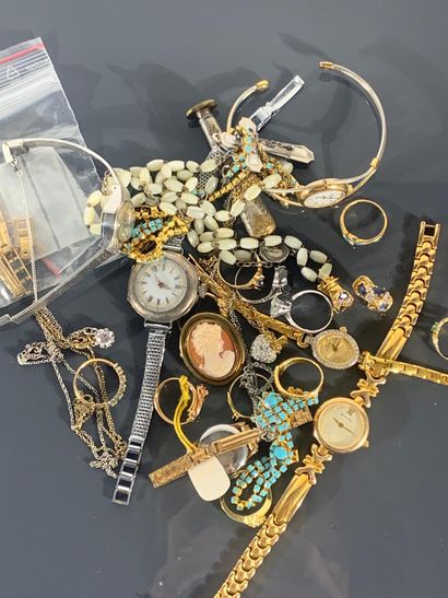 Réunion de bijoux fantaisie comprenant colliers,...