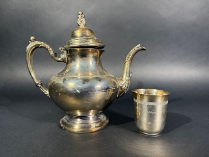 CHRISTOFLE 

Une saucière en métal argenté

Signée...