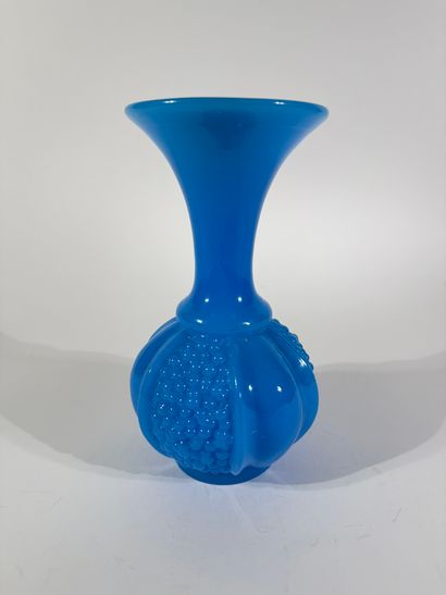 Ensemble de 3 vases en opaline bleue comprenant...
